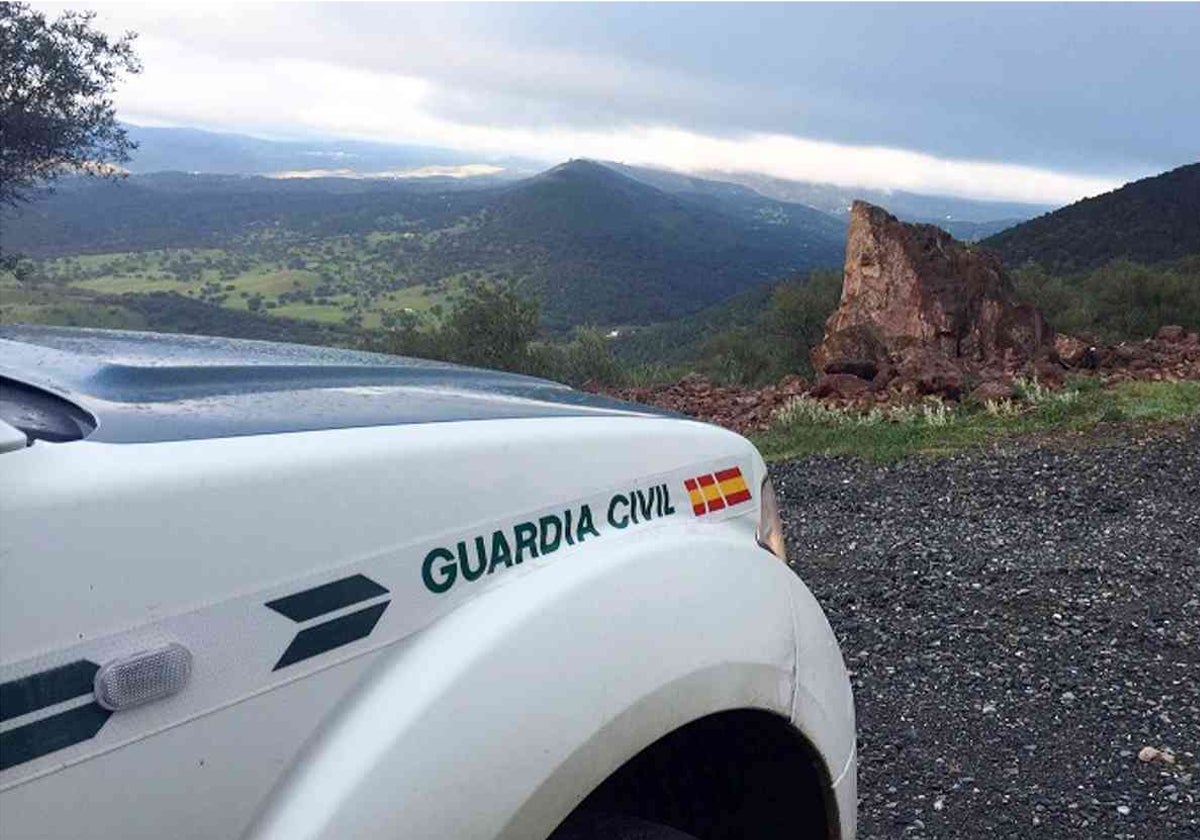 Coche de la Guardia Civil en la sierra de Huelva