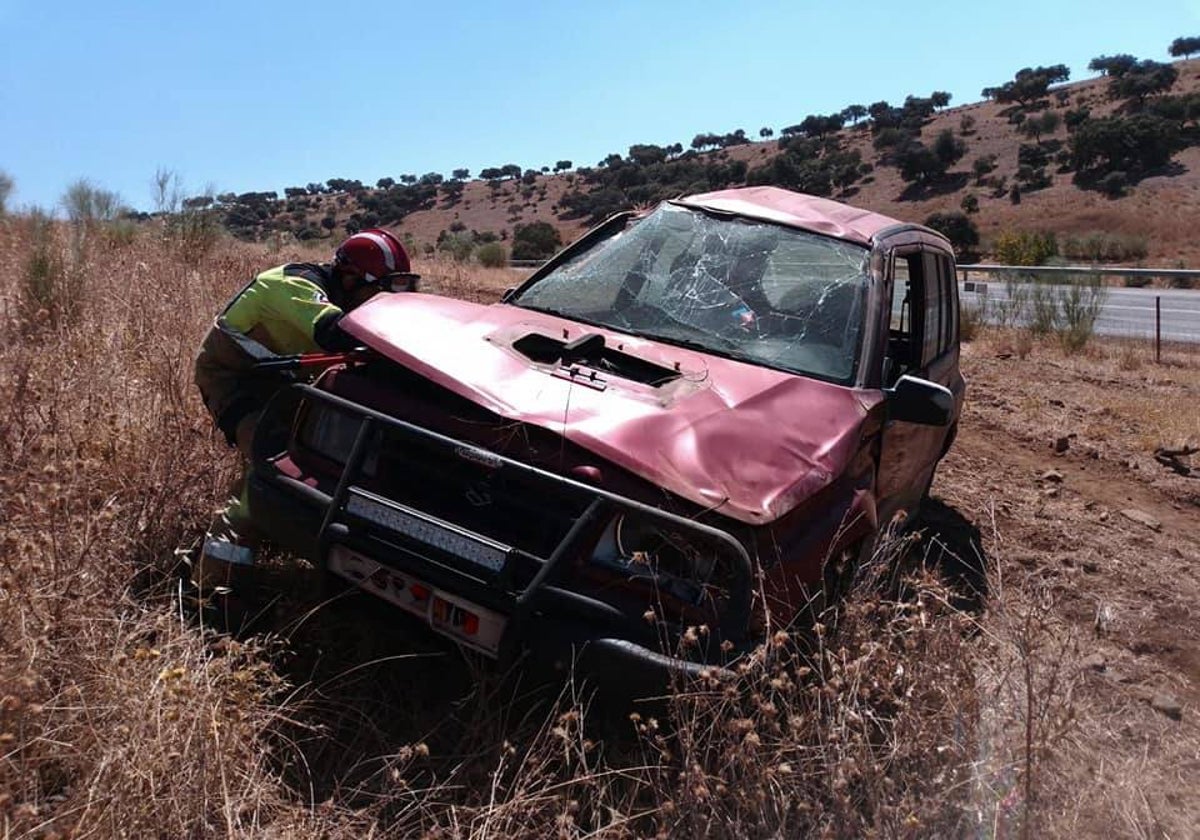 El vehículo accidentado tras salirse de la calzada en la N-435