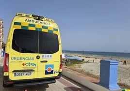 Le salvan la vida en la playa de Matalascañas a un hombre de 37 años con síntomas de ahogamiento