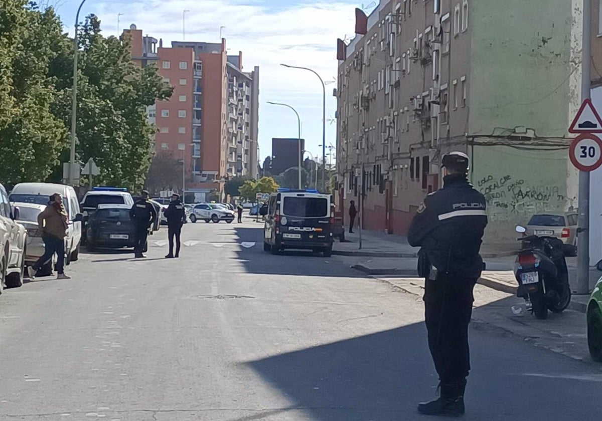 Agente de la Policía Nacional en la barriada de El Torrejón, en una imagen de archivo