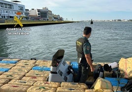 Incautan en Ayamonte una embarcación repleta de más de 100 fardos de hachís