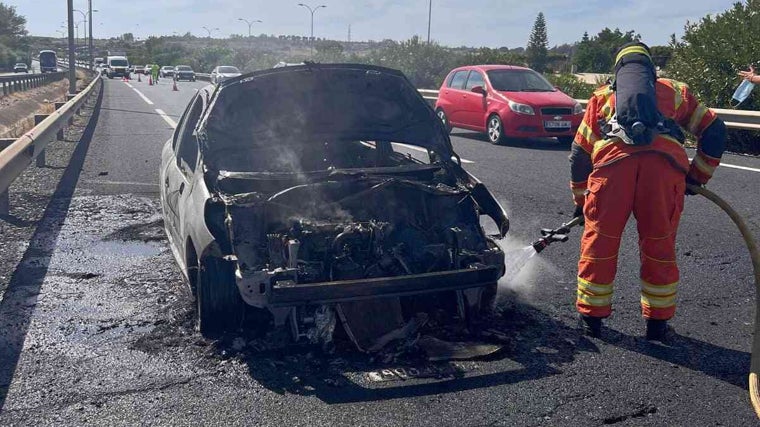 El coche incendiado en la A-49