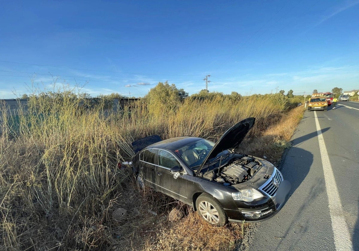 Uno de los dos vehículos que sufrieron un accidente en la A-472 a la altura de San Juan del Puerto