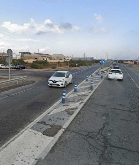 Imagen secundaria 2 - Arriba, panorámica de la zona donde se produjo el siniestro y sobre estas líneas, el camión accidentado y otra imagen del lugar de los hechos