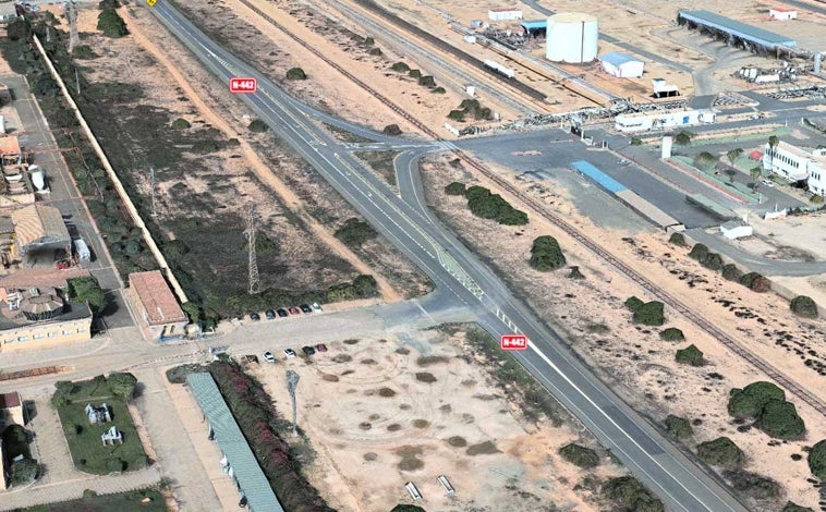 Imagen principal - Arriba, panorámica de la zona donde se produjo el siniestro y sobre estas líneas, el camión accidentado y otra imagen del lugar de los hechos