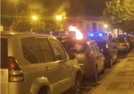 Noche de infarto en Almonte: hasta cuatro incendios provocados afectan a vehículos y la terraza de un bar