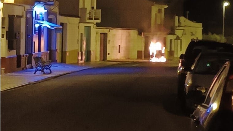 Otro de los incendios provocados esta noche en Almonte