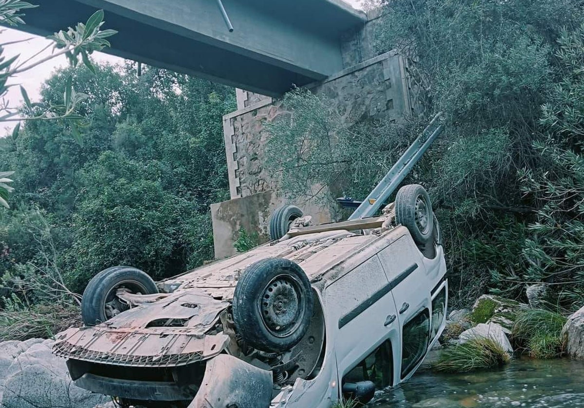 El coche accidentado tras caer por un puente