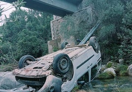 Tres heridos tras caer con su vehículo desde un puente en Almonaster