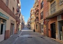 Susto en la calle Alfonso XII de Huelva al caerle a un hombre el techo de una vivienda