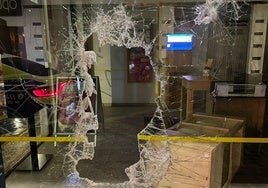 Pillado cuando robaba en una tienda de móviles tras romper el escaparate a pedradas