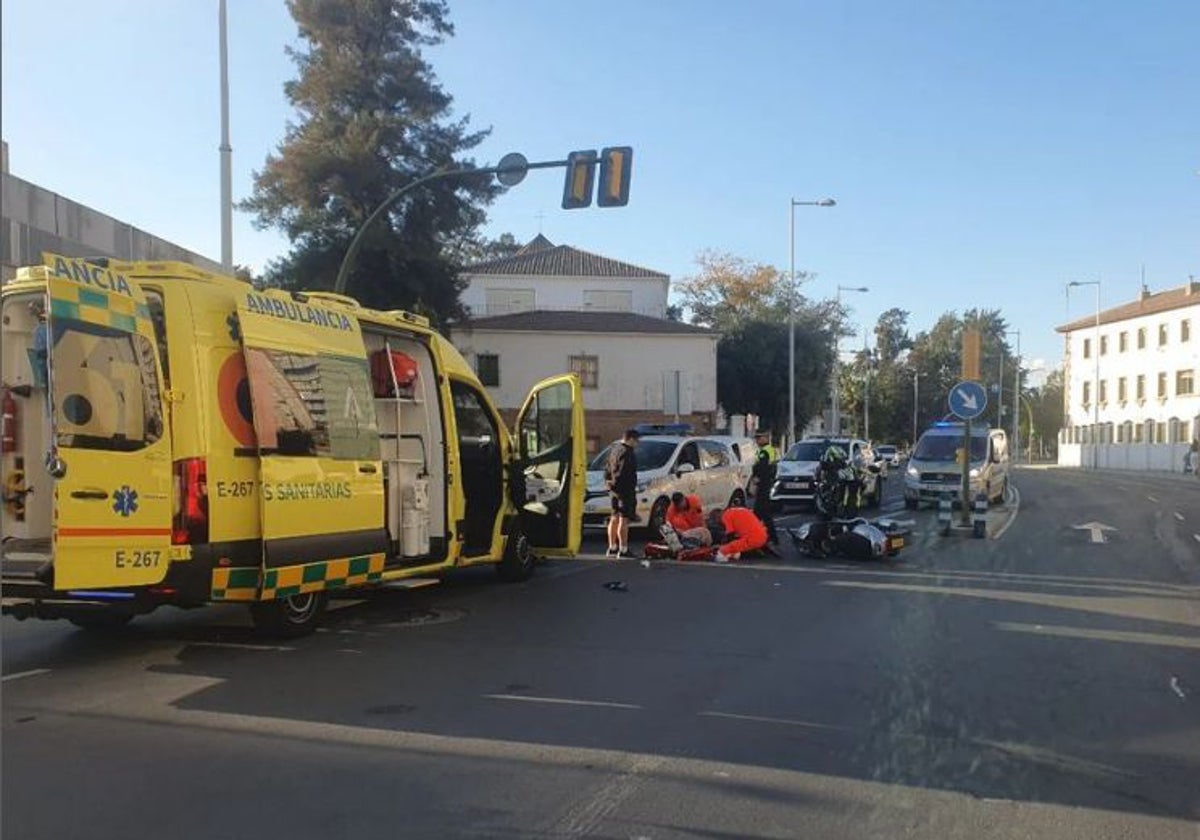 Los servicios sanitarios atendiendo junto al Mercado del Carmen a la persona herida