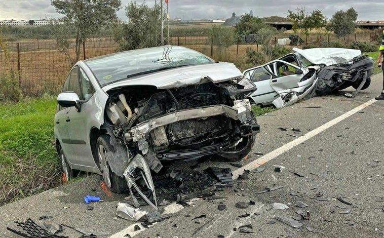 Imagen principal - Un aparatoso accidente entre tres vehículos se salda con varios heridos en Manzanilla