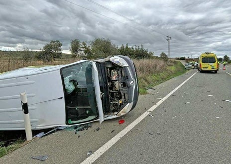 Imagen secundaria 1 - Un aparatoso accidente entre tres vehículos se salda con varios heridos en Manzanilla