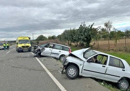 Un aparatoso accidente entre tres vehículos se salda con varios heridos en Manzanilla