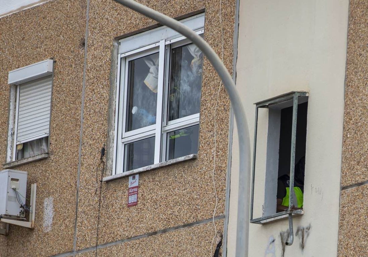 Ventana de una vivienda de la barriada del Torrejón