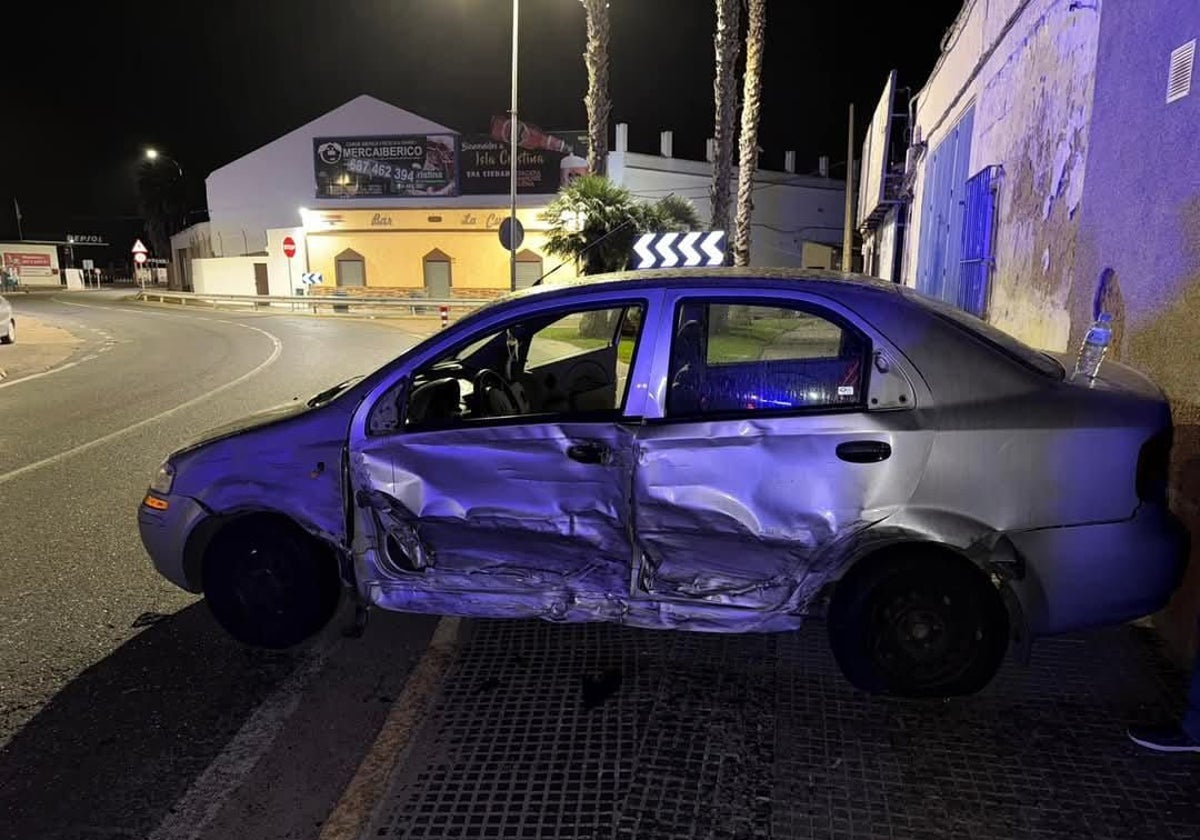 Estado en el que quedó el vehículo accidentado a la entrada de Isla Cristina tras golpearlo otro coche