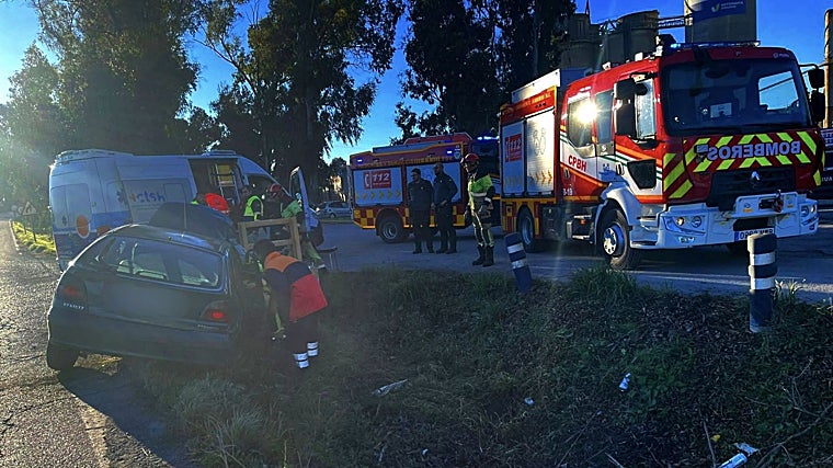 Rescatan a una persona atrapada en su coche tras un accidente en Niebla