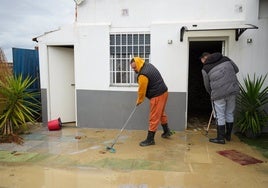 Trasladan a un albergue de Lucena a ocho personas tras inundarse el asentamiento donde vivían
