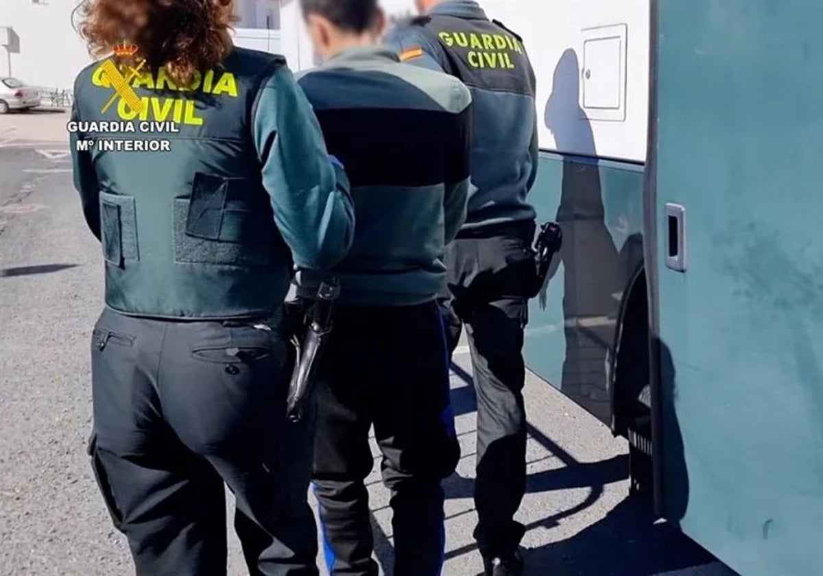 Imagen de archivo de un detenido en un operativo de la Guardia Civil