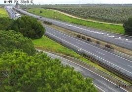 Restablecen el tráfico del tramo cortado de la A-49 tras la retirada del camión volcado