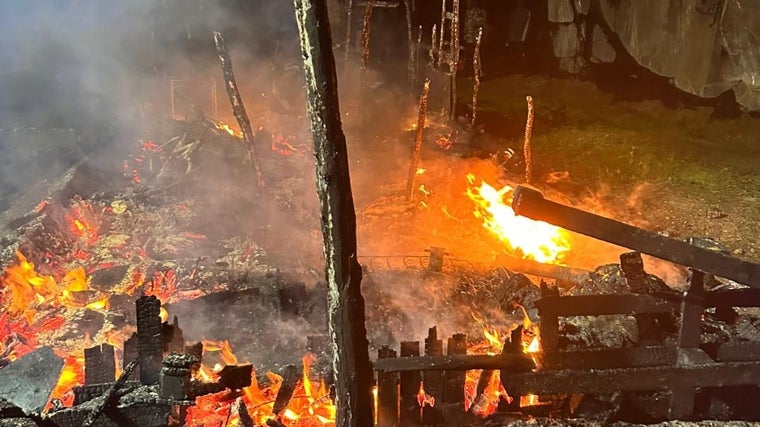 La chabola incendiada en el asentamiento de Lucena