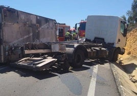 El vuelco de un camión obliga al corte de la A-49 a la altura de Chucena