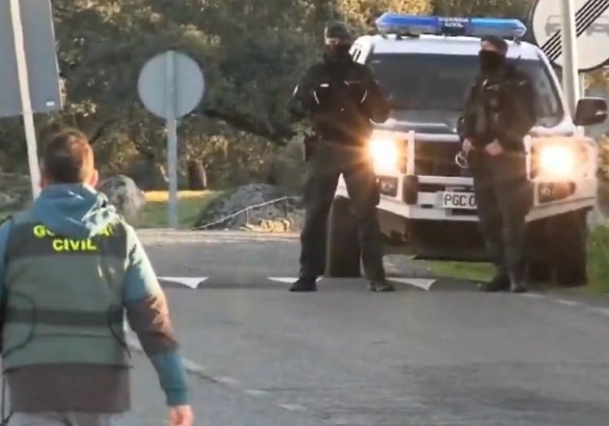 Agentes de la Guardia Civil, a la entrada de Santa Olalla