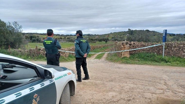 Los agentes custodian la entrada a la finca de Santa Olalla