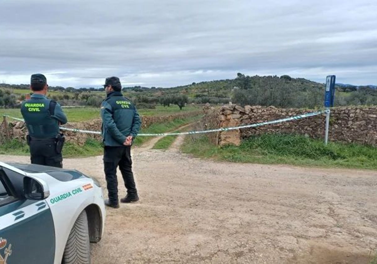 Agentes en la entrada de la finca de santa Olalla donde se busca a Noemí Villar