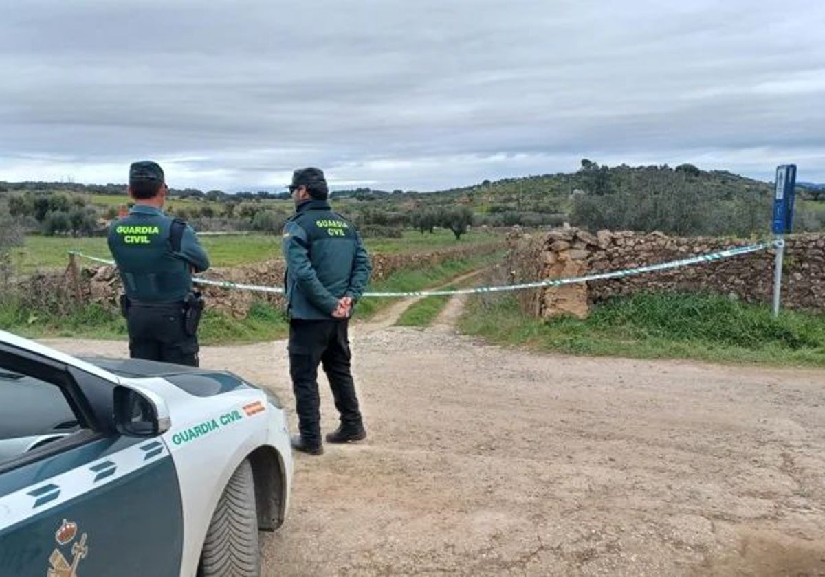 Agentes de la Guardia Civil custodian la entrada de la finca de Santa Olalla del Cala