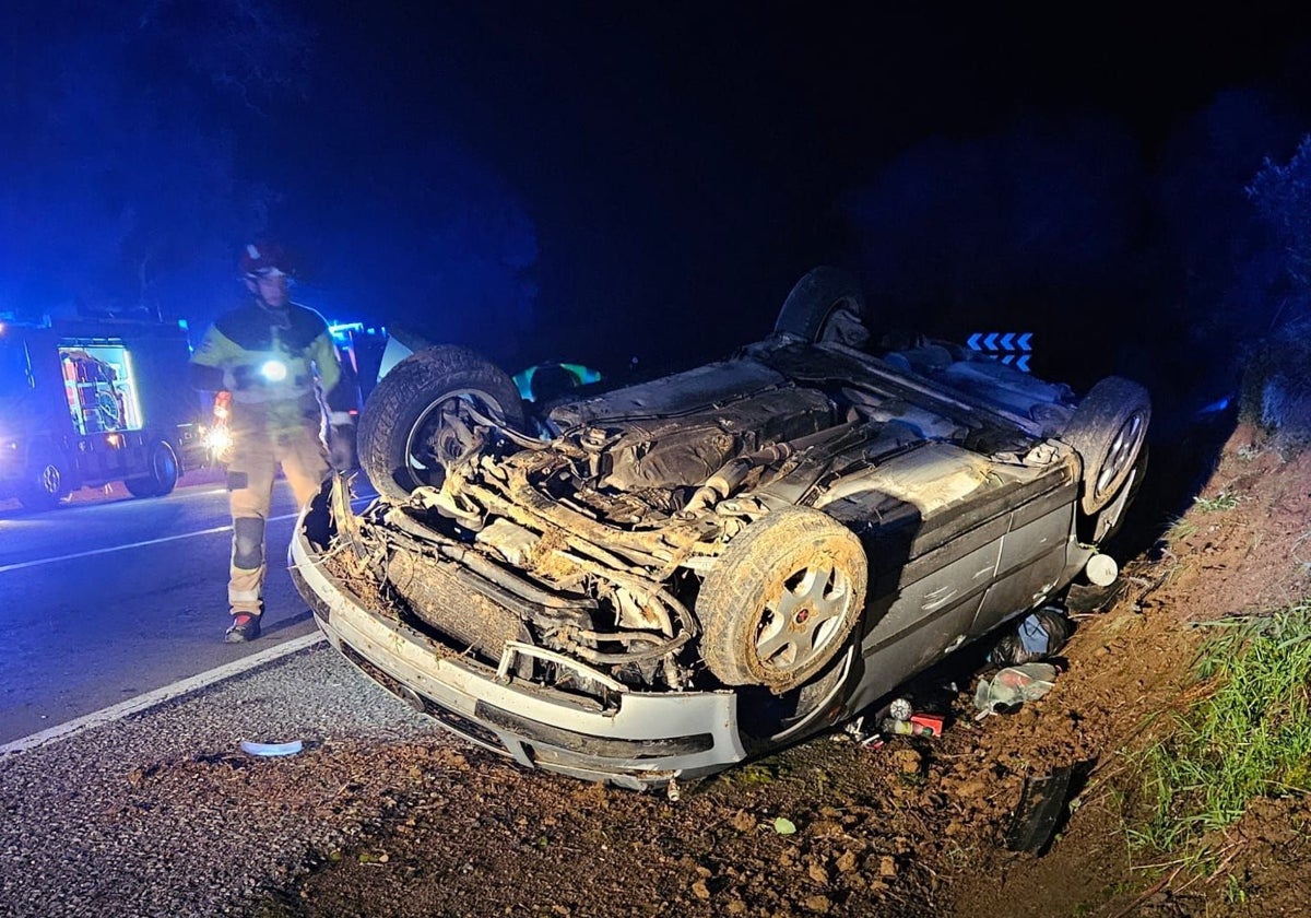 Estado en el que quedó el vehículo accidentado tras salirse de la vía en término municipal de Aroche