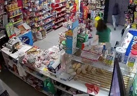 Un hombre intenta robar en una tienda de Lepe con una pistola 'de plástico' y la cajera lo espanta a voces: «Vete de aquí desgraciado»
