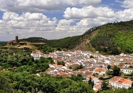 Heridas dos mujeres tras volcar su vehículo en la N-435 en Almonaster la Real