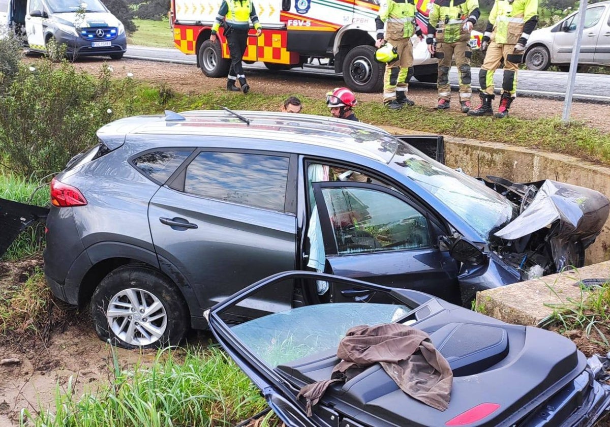 Estado en el que quedó el vehículo accidentado esta mañana en Puebla de Guzmán