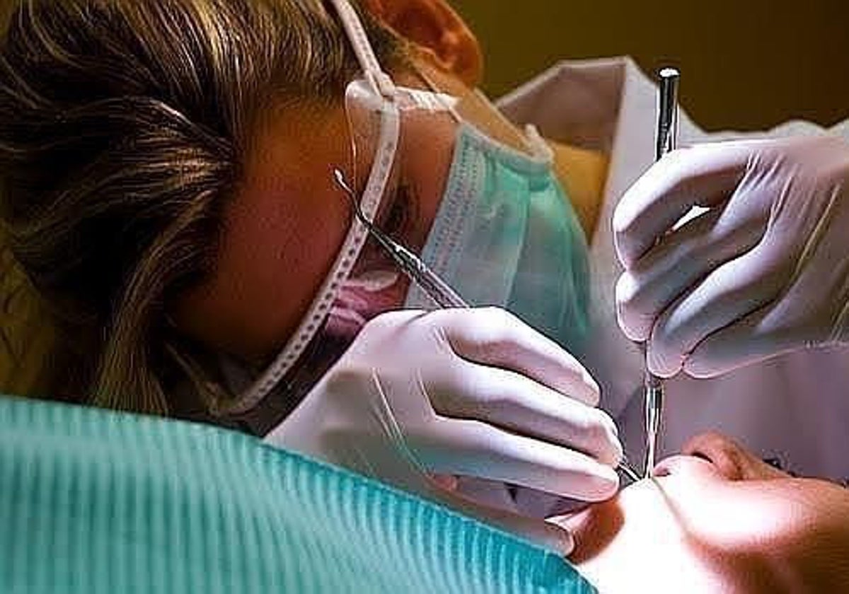 Detenida por un delito de intrusismo profesional la dueña de una clínica dental de Huelva