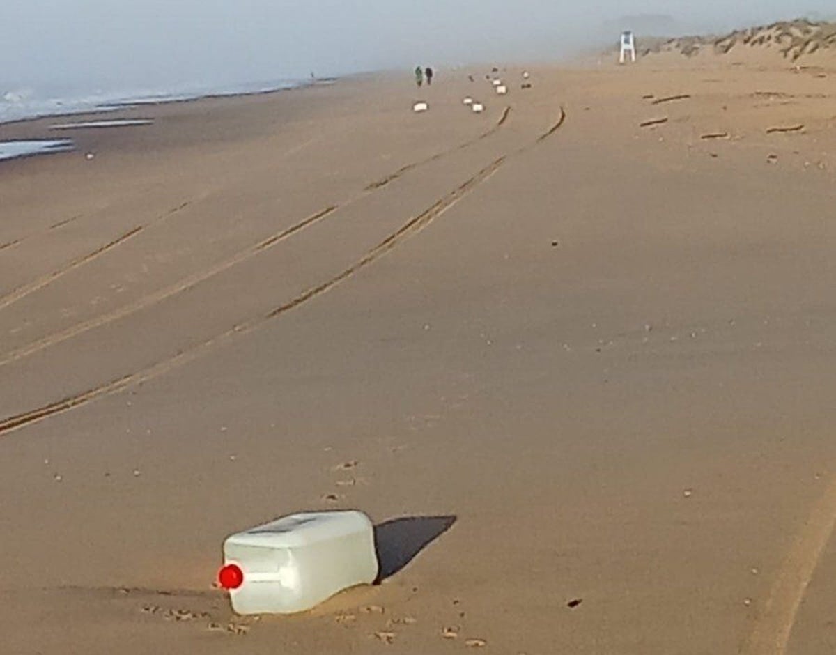 Petacas de gasolina esparcidas esta mañana en una playa de Isla Cristina