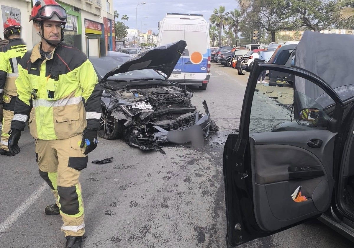 Uno de los dos vehículos accidentados quedó convertido en un amasijo de hierros