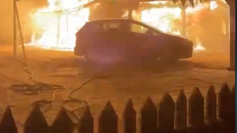 Un gran incendio destruye un conocido chiringuito de Isla Cristina
