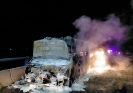 Sale ardiendo una ambulancia cuando circulaba por Lepe