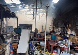 Extinguen un incendio en una nave en Moguer usada supuestamente como vivienda por 40 temporeros