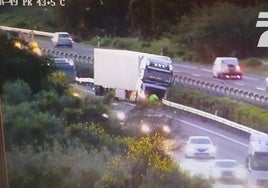 Un accidente entre dos camiones corta un carril en la A-49 sentido Huelva y está provocando retenciones