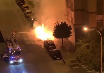 Quema de coches y contenedores en Huelva: «Los gritos de fuego de una señora mayor han retumbado en plena madrugada»