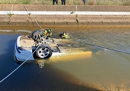 Tragedia en Cartaya: Mueren tres jóvenes al caer con su coche a un canal