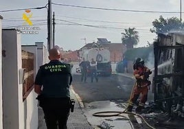 Sofocan en Punta Umbría el incendio de un coche que amenazó con extenderse a unas viviendas