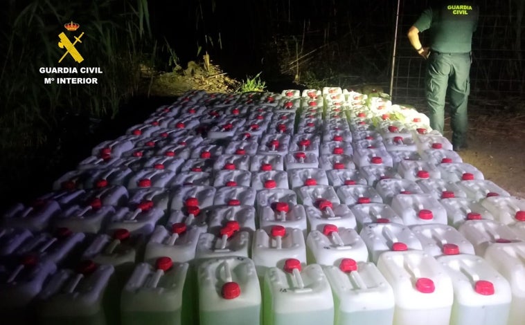 Imagen principal - Narcotráfico en Huelva: Dos petaqueros huyen dejando en la playa de Isla Cristina 162 garrafas de combustible para narcolanchas