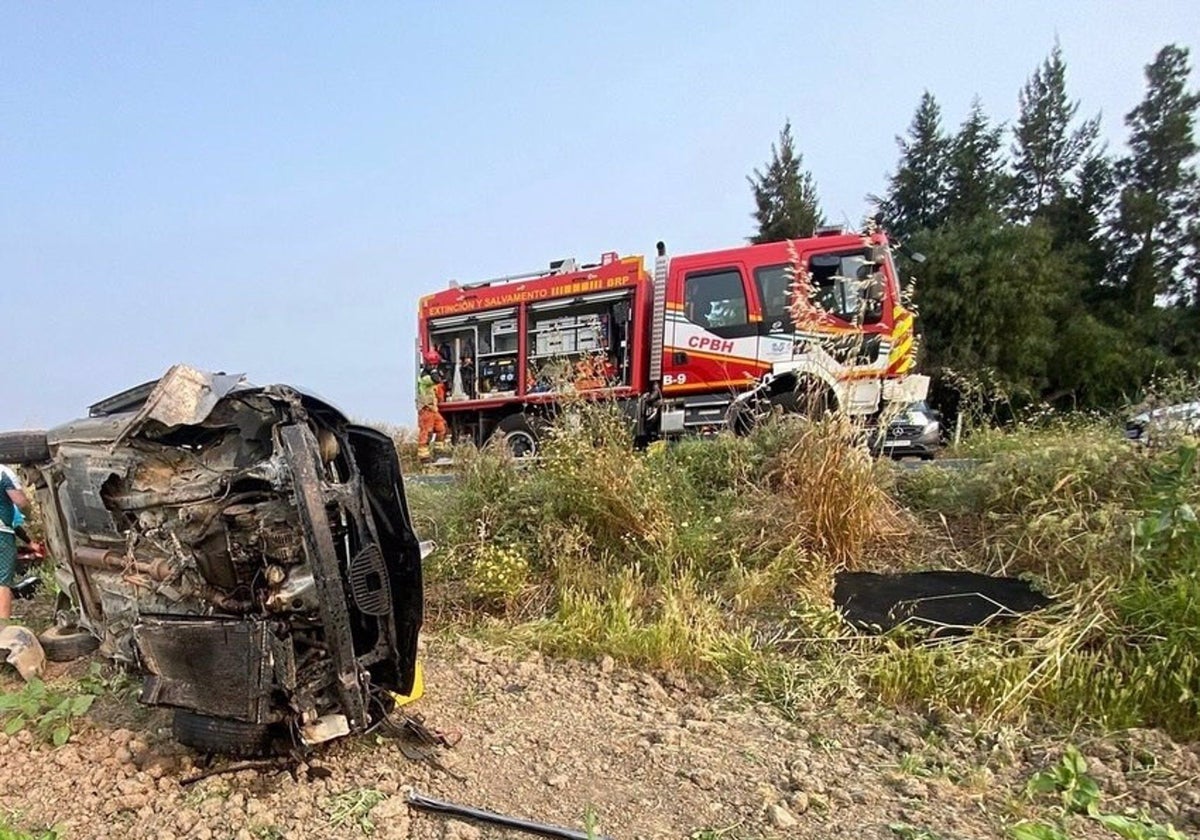 Bomberos de Huelva intervienen en el rescate de una persona atrapada en el interior de su vehículo en la A-472, a la altura de La Palma