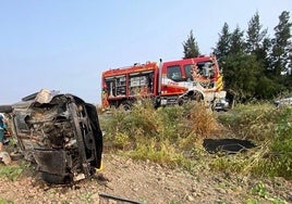 Rescatan a una persona atrapada en su coche tras salirse de la A-472 en La Palma del Condado