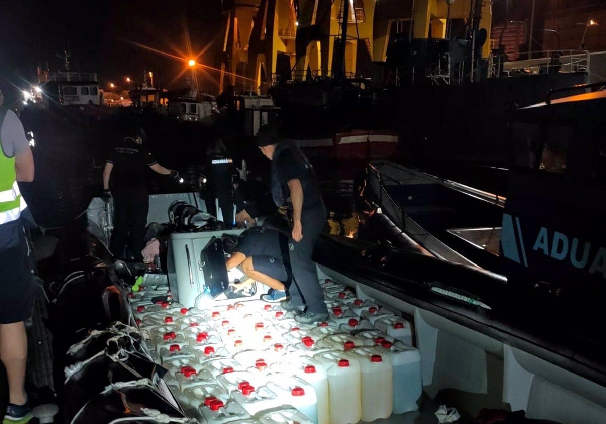 La embarcación, con las petacas de combustible incautadas