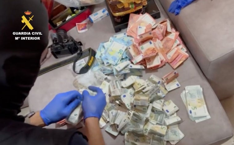 Imagen principal - Golpe a la venta de drogas en Isla Cristina: 15 detenidos, entre ellos dos menores, por formar parte de una red de 'telecoca'